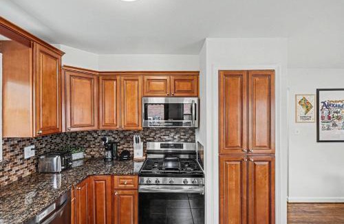 Seminary Hill House | Stay in Historic Alexandria's Chic 4BR-5 Beds Home