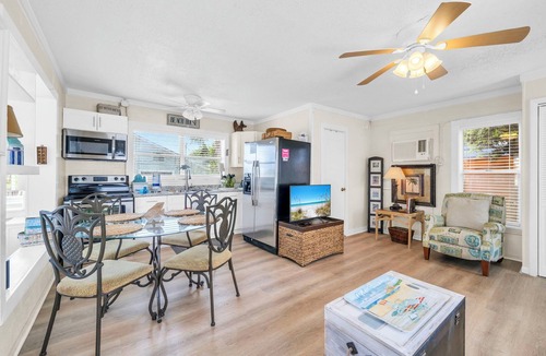 Laguna Beach Condo | ☀️Steps to Beach | Shared Outdoor Deck for Dining | Linda's Cozy Cottage C🌊