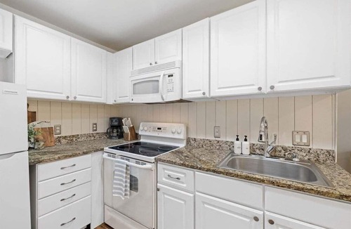 Inlet Beach Apartment | 🌊 Steps to Beach | King Bed | Bunk Beds | Pool | Full Kitchen
