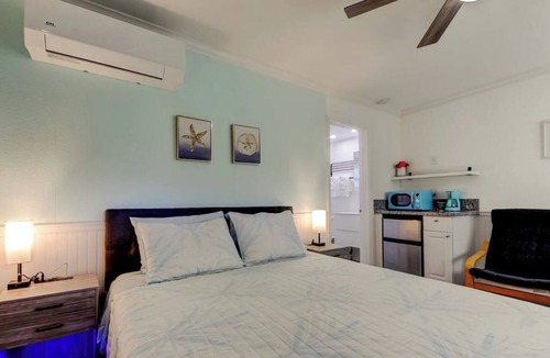 Sunset Reef Hotel | Steps To The Beach-REMODELED Cozy Studio- Carousel Suites #3