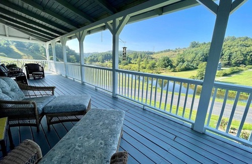 West Jefferson House | Still Waters - Riverfront, Foosball, Firepit, Fireplace, Covered Deck, River Tubes, Gas Grill, WIFI