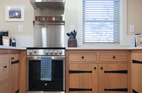Cascade-Chipita Park Cabin | Stone Cottage w/Artisan Design in Cascade