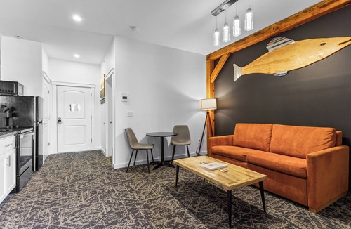 Ellsworth Apartment | Stone Park