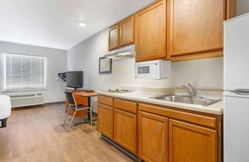 Fort Myers Apartment | Studio 6 Fort Myers|Cozy Full Bed, Nsmk|Kitchen