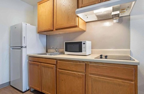 Fort Myers Apartment | Studio 6 Fort Myers|Cozy Full Bed, Nsmk|Kitchen