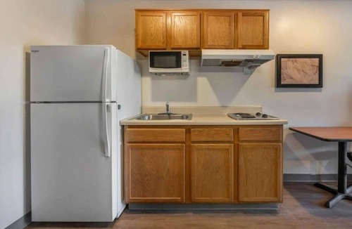 Fort Myers Apartment | Studio 6 Fort Myers|Cozy Full Bed, Nsmk|Kitchen