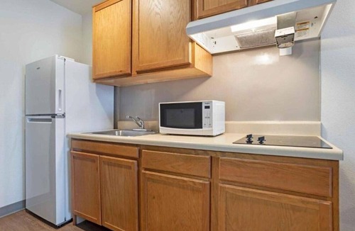 Fort Myers Apartment | Studio 6 Fort Myers|ADA|Full Bed, Tub, Smoking|Kitchen