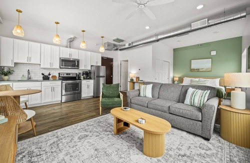 Bridgman Hotel | Studio King - Freshwater Inn - Bridgman, MI