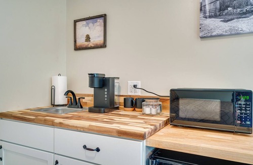 New Haven Apartment | Studio Stay w/Deck in Missouri Wine Country