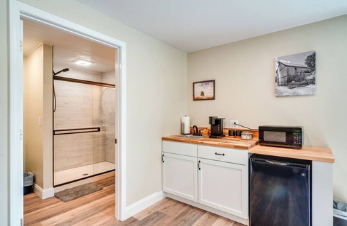 New Haven Apartment | Studio Stay w/Deck in Missouri Wine Country