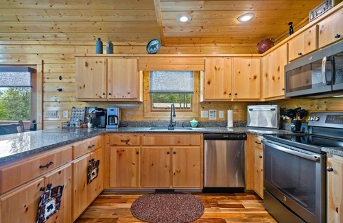 Murphy Cabin | Stunning chalet close to Murphy. Hot Tub, Fire Pit, Dog Friendly, Ample Parking