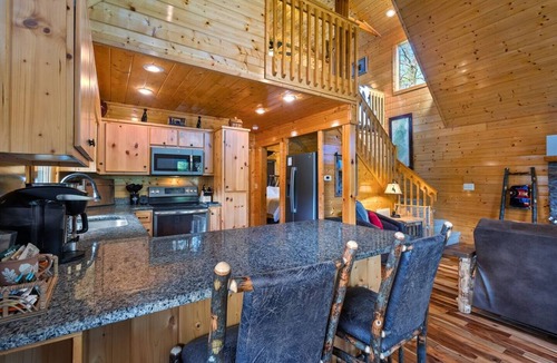 Murphy Cabin | Stunning chalet close to Murphy. Hot Tub, Fire Pit, Dog Friendly, Ample Parking