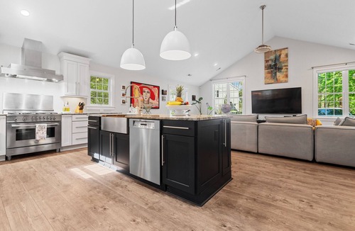 Raleigh House | Stunning Executive Home - Walk to North Hills - Hardscaping/Firepit - LOCATION!