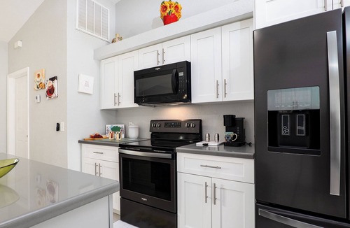 Bonita Springs House | Stunning Lakefront Solar Heated Pool & Spa House! Close to the Beach!