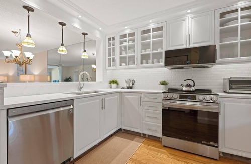 Gulf Gate Estates Condo | Stunning lakefront condo near Siesta Key beach