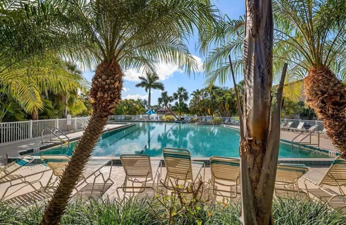 Gulf Gate Estates Condo | Stunning lakefront condo near Siesta Key beach