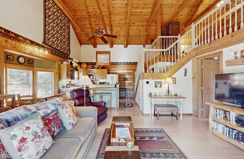 Foscoe Cabin | Stunning mountain view home with large deck and close to local attractions