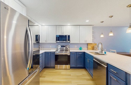 Pine Knoll Shores Condo | Stunning ocean-front condo with shared pool and direct beach access