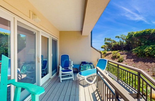 Pine Knoll Shores Condo | Stunning ocean-front condo with shared pool and direct beach access