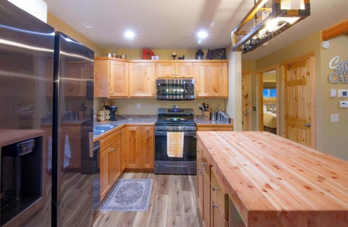 Salmon House | Stunning Salmon Riverfront Cabin