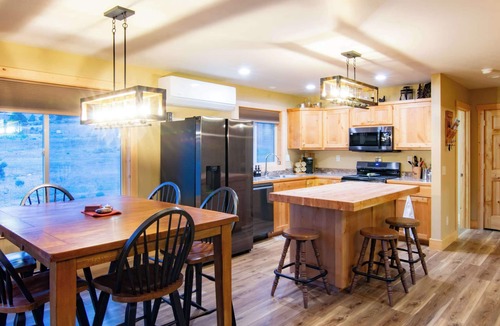 Salmon House | Stunning Salmon Riverfront Cabin