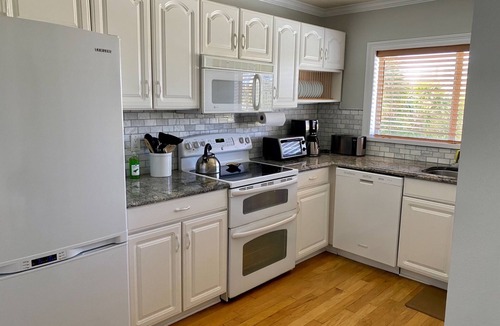 Holiday Isle House | Stunning views of Destin harbor, PRIVATE BOAT SLIP, walk to beach. Crab Island!