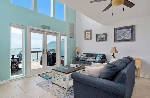 Key Allegro Condo | Stunning Waterfront Condo on the Bay with Private Boat Slip-Little Bay Getaway