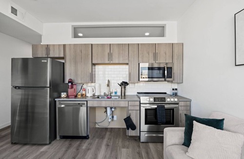 Poplar Apartment | Stylish 1Br King with Gym in the Heart of Old City