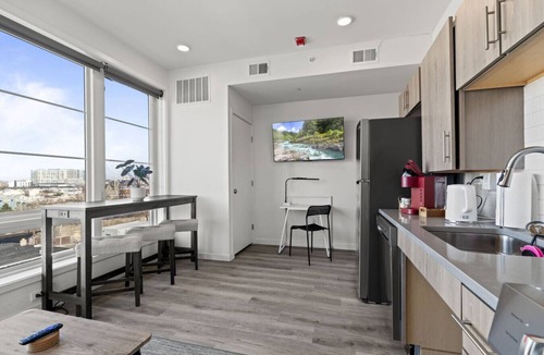 Poplar Apartment | Stylish 1Br King with Gym in the Heart of Old City