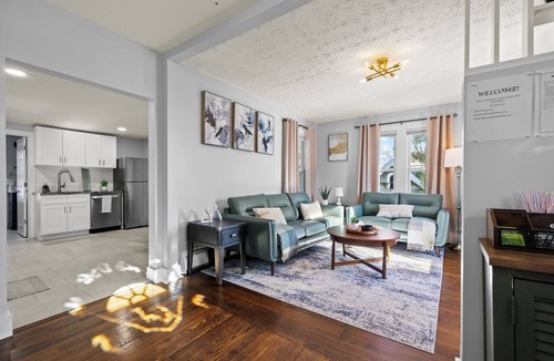 Bristol Apartment | Stylish 2BR Apartment Fireplace Workspace 2 Parking Spots