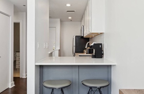 Downtown Pittsburgh Apartment | Stylish Apartment w/Full Kitchen & Laundry | Iconic Union Station – Downtown