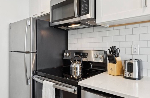 Downtown Pittsburgh Apartment | Stylish Apartment w/Full Kitchen & Laundry | Iconic Union Station – Downtown