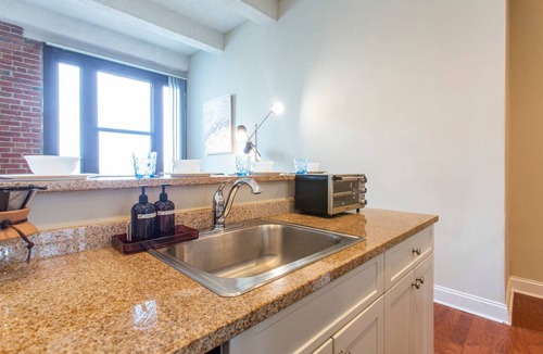 Newbold Condo | Stylish Apt, Paid Parking, Gym, Full Kitchen