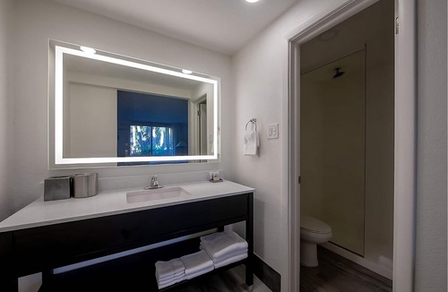 Fort Walton Beach Hotel | Stylish Coastal Room with Swimming Pools Near Island Fun | 2 Units