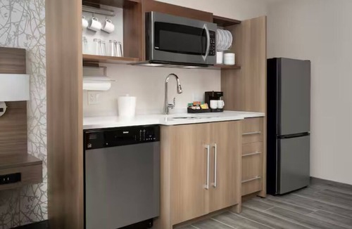 Ludlam Hotel | Stylish Comfort Near Miami Airport with Easy Access to Downtown Attractions