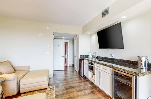 Baytowne Wharf Apartment | Stylish condo with lagoon pool & beach access - snowbirds welcome