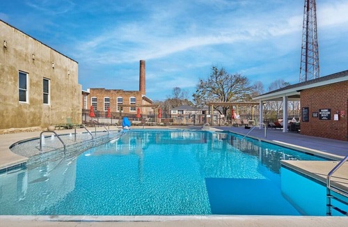 Clayton Apartment | Stylish, Cozy 2BD Apt Near DT Clayton | Pool | Gym