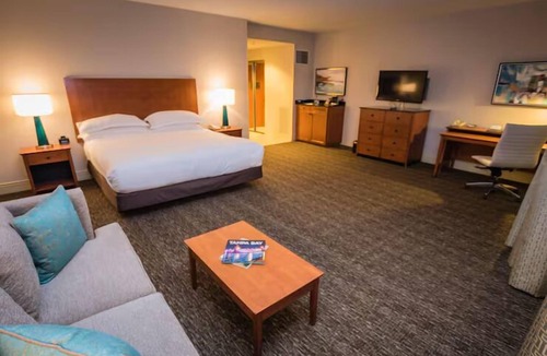 St. Petersburg Hotel | Stylish Escape near Downtown | Lakefront + Pool + Parking | 3 Units