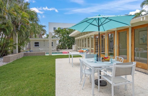 Saint Armands Key House | Stylish Hidden Gem w/Pool Steps to Lido Beach & St. Armands Circle