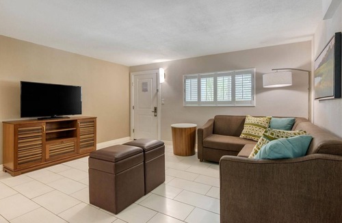 Jekyll Island Hotel | Stylish Island Getaway | Onsite Outdoor Pool | Free Breakfast | Pets Allowed