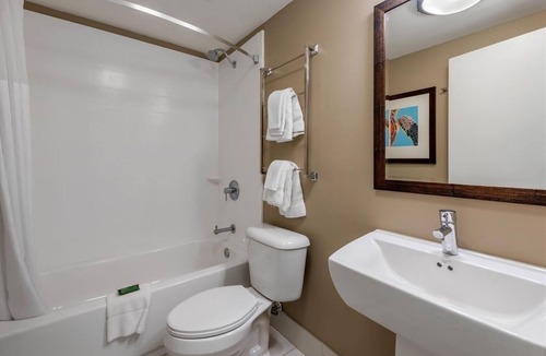 Jekyll Island Hotel | Stylish Island Getaway | Onsite Outdoor Pool | Free Breakfast | Pets Allowed
