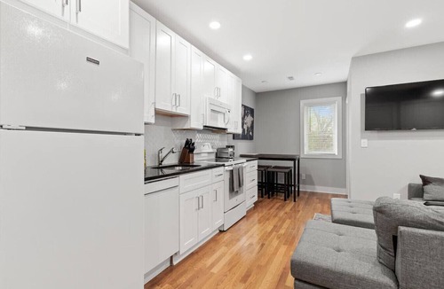 Kingman Park Hotel | Stylish Renovation+Parking+Quaint City Living Flat