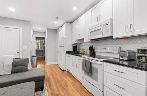 Kingman Park Hotel | Stylish Renovation+Parking+Quaint City Living Flat