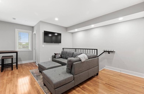 Kingman Park Hotel | Stylish Renovation+Parking+Quaint City Living Flat