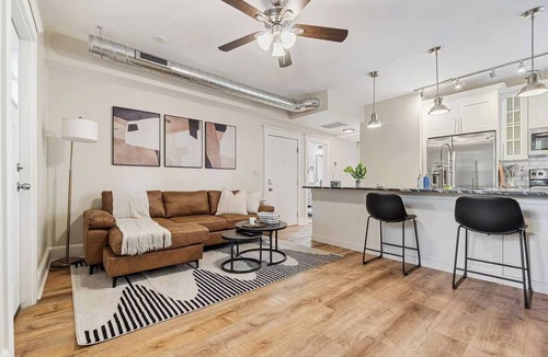 Point Breeze North Apartment | Stylish Retreat | 2BR Near Frick Park, Dining