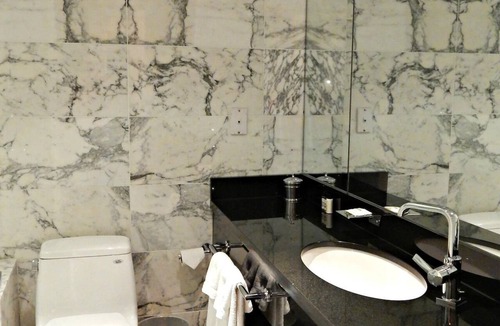 Kalorama Heights Hotel | Stylish Room, Minutes to George Washington University, Pets Are Allowed!