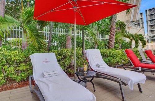 Hallandale Beach Hotel | Stylish Studio Beach Service & Shuttle Pool 505