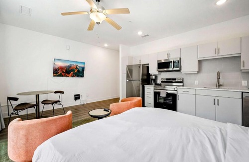 SoNo Apartment | Stylish Studio King Bed Downtown ATL - S3
