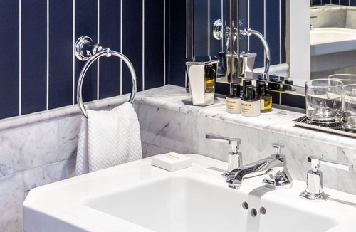 Chinatown Hotel | Stylish Urban Escape | 3 Units | Onsite Dining & Bar | Gym Access