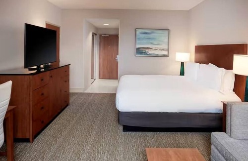 St. Petersburg Hotel | Stylish Waterfront Escape near Beaches | Outdoor Pool & Spa | 2 Units